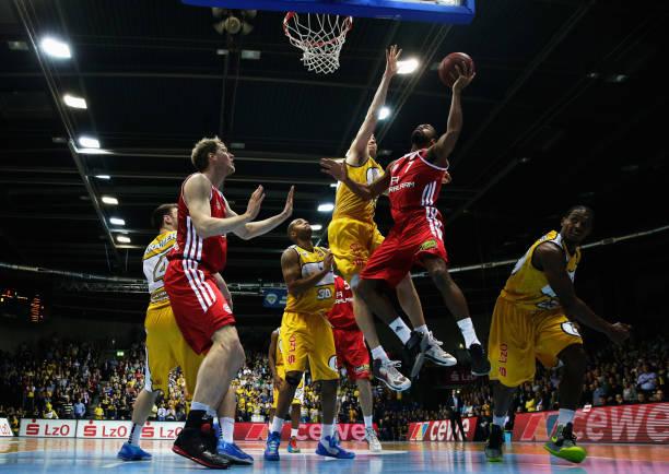 他在帮助防 他在帮助防