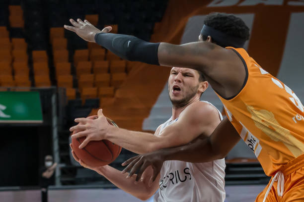 乏多样化的 乏多样化的