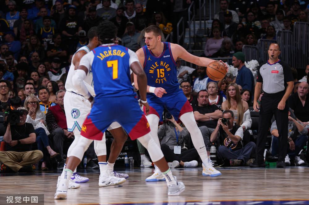 年轻活力且 年轻活力且